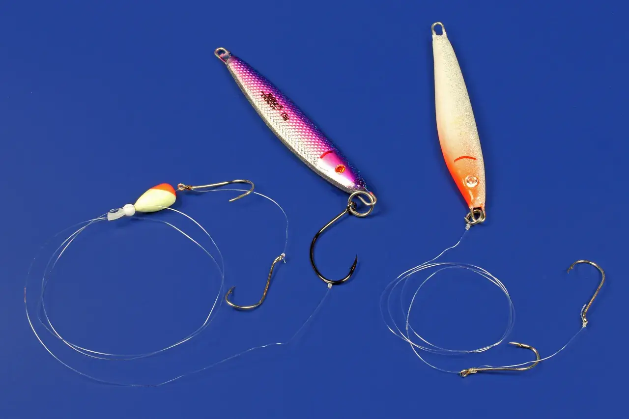 Zwei Jigs und eine Montage mit Schwimmer und Haken für das Steinbutt angeln.