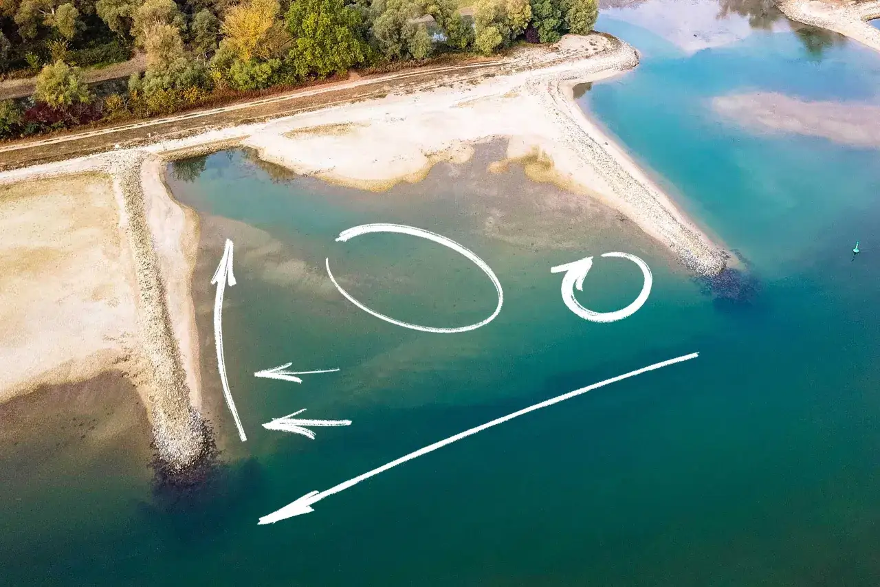 Flussbarsch-Muster im Wasser, das die Str&ouml;mung und Sandb&auml;nke zeigt.